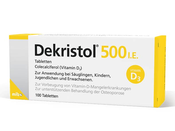 Eine weiß-gelbe Schachtel Dekristol 500 I.E.-Tabletten mit Vitamin D3, zur Behandlung von Vitamin-D-Mangel und zur Vorbeugung von Osteoporose.
