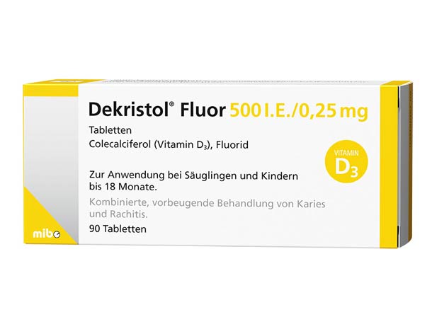 Eine weiß-gelbe Schachtel Dekristol Fluor Tabletten Vitamin D3 und Fluorid für Säuglinge und Kinder bis 18 Monate, 90 Tabletten, Dosierung 500 I.E./0,25 mg.