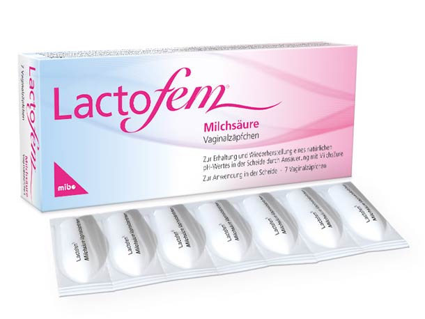 Eine Schachtel Lactofem Milchsäure Vaginalzäpfchen mit einer Plastikblisterpackung mit sieben weißen Zäpfchen auf der Vorderseite.