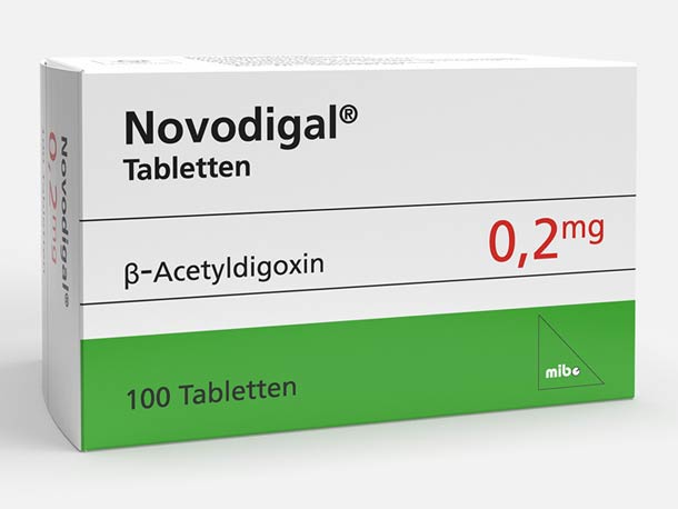 Eine weiß-grüne Schachtel Novodigal mit 100 Tabletten, jeweils 0,2 mg β-Acetyldigoxin.