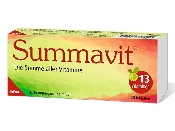 Summavit-Vitaminpräparat in einer Verpackung mit roten und grünen Farbtönen, beschriftet mit ‚Die Summe aller Vitamine‘, enthält 20 Tabletten mit 13 Vitaminen.
